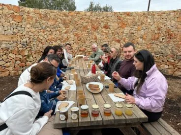 Grupo de personas en la cata de mieles de la experiencia de apiturismo