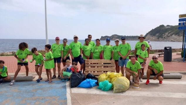 Imagen: Grupo de personas en la jornada de limpieza de las playas de Xàbia (archivo)