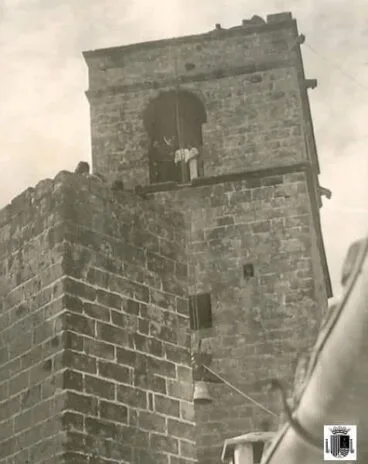 Histórico momento de la antigua subida de campanas a la Iglesia de Xàbia | Foto Museu Xàbia y colección Jaime Vallés