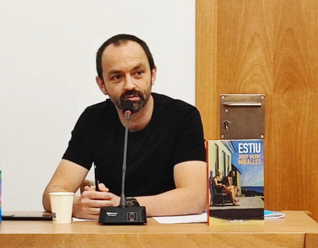 Imagen: Josep Vicent Miralles y su novela Estiu