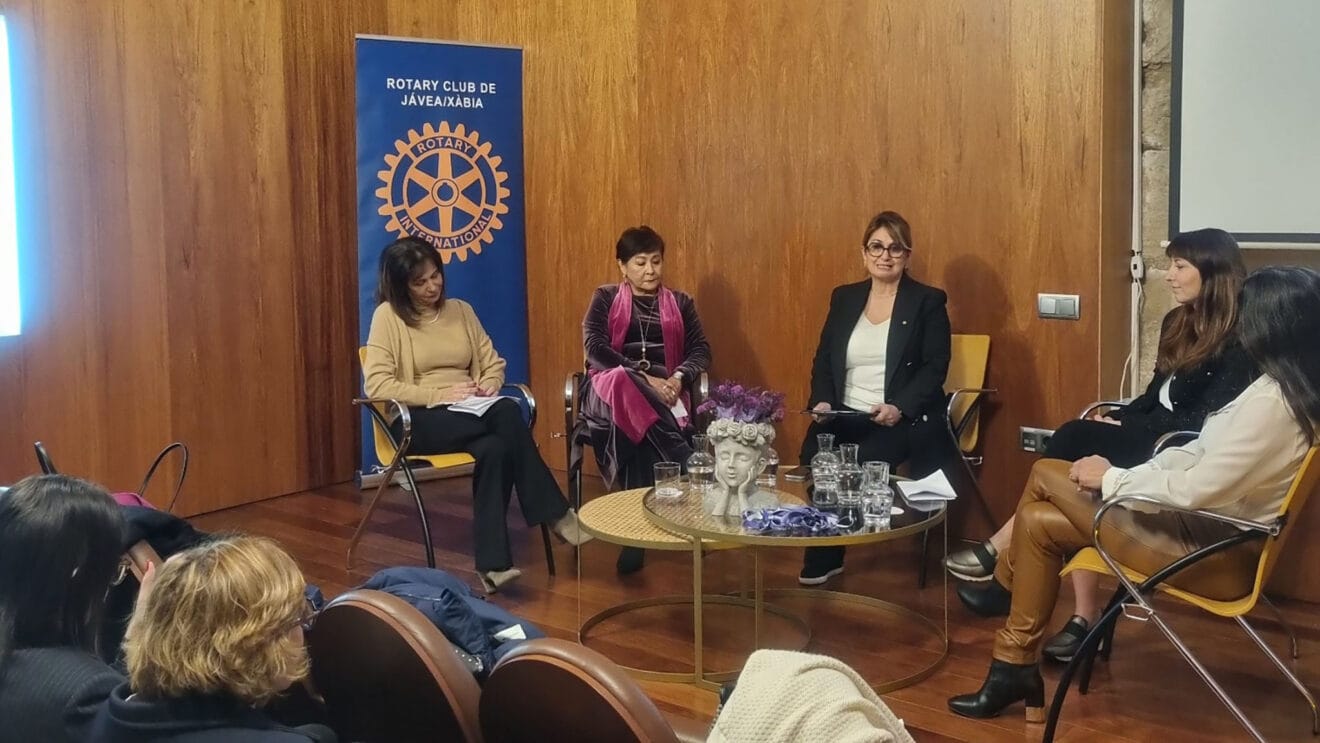 La alcaldesa, Rosa Cardona, clausura la mesa redonda de mujeres de Xàbia