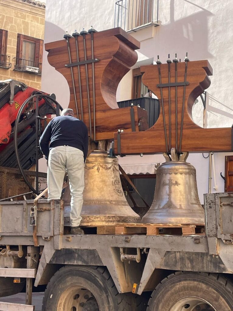 Las cuatro campanas de la Iglesia de San Bartolomé llegan restauradas a Xàbia (1)