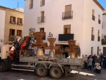Las cuatro campanas de la Iglesia de San Bartolomé llegan restauradas a Xàbia (12)