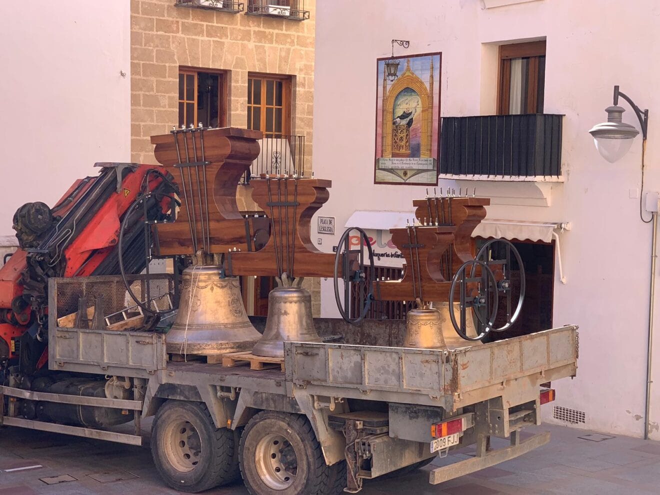 Las cuatro campanas de la Iglesia de San Bartolomé llegan restauradas a Xàbia (9)