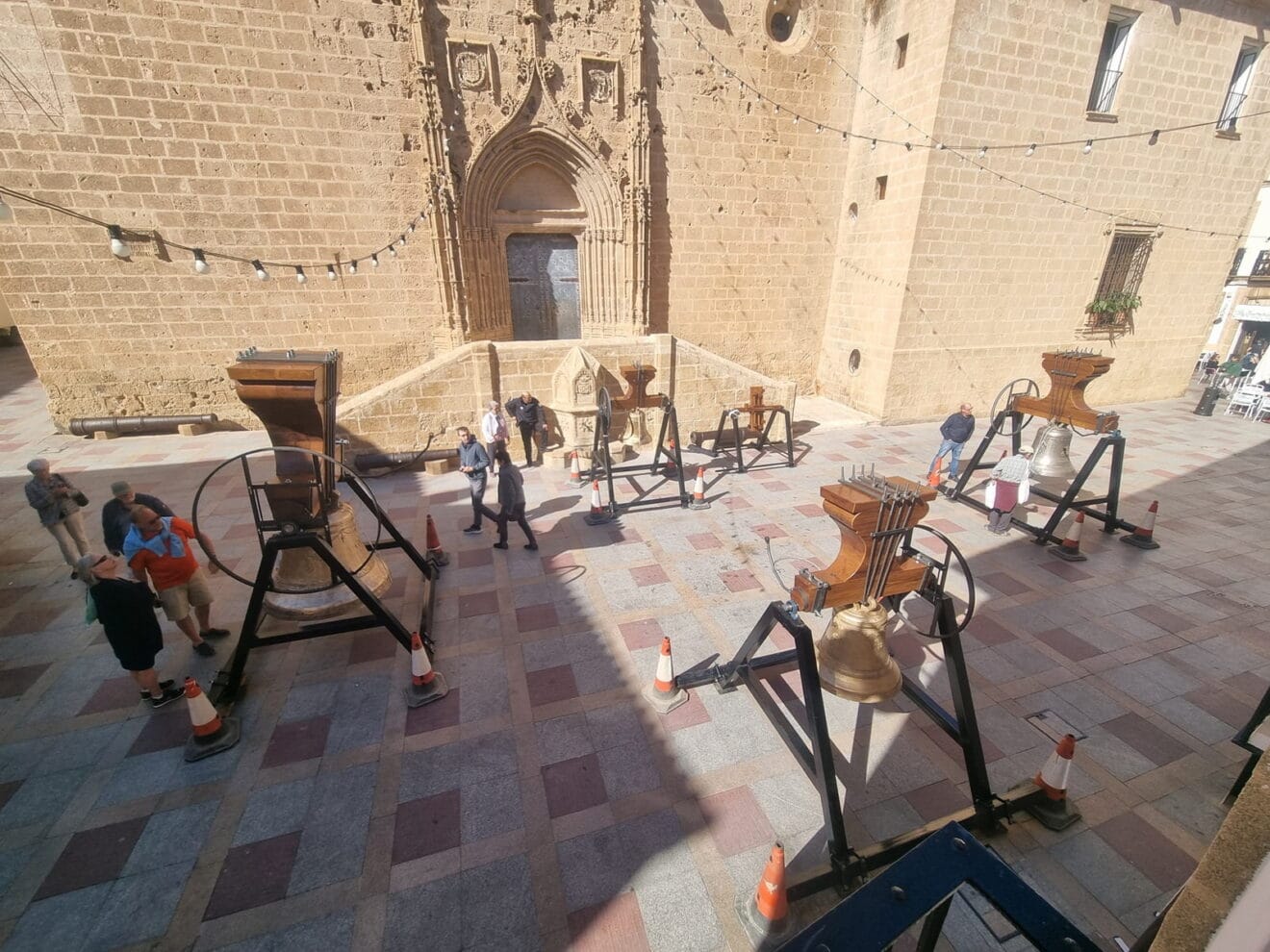 Las cuatro campanas presiden la plaza de la Iglesia