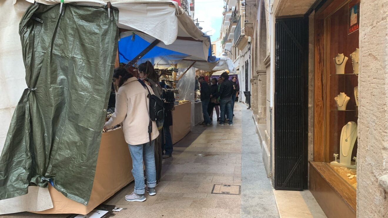 Lluvia en el centro histórico de Xàbia durante la tarde de este sábado
