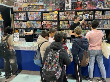 Los alumnos visitan varios expositores durante la excursión