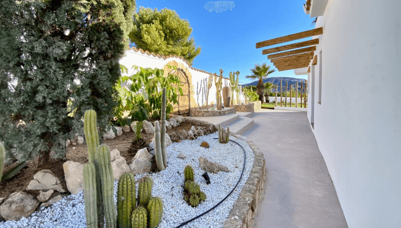 Los jardines de esta vivienda completan el exterior