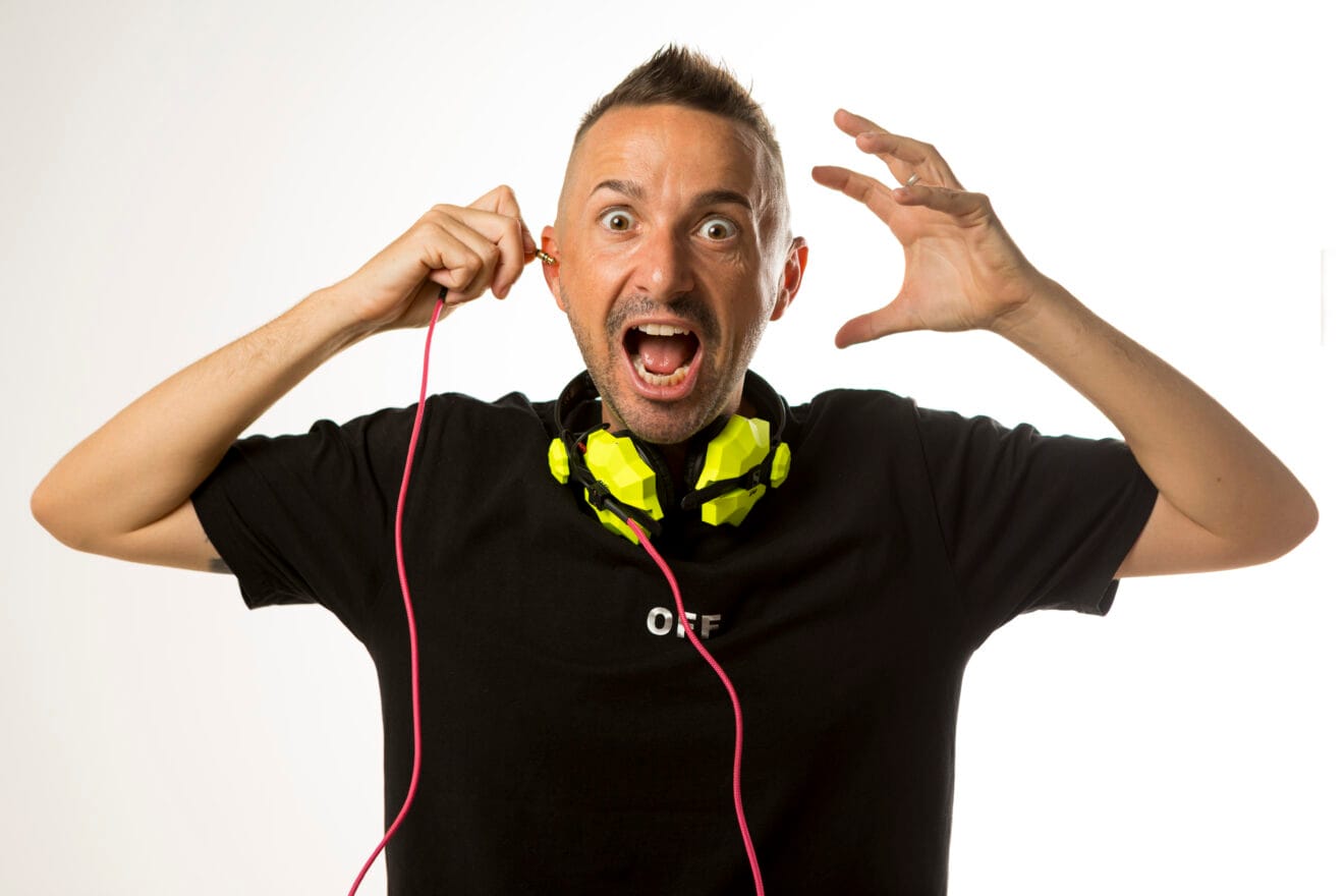 En sus inicios, Palas empezó a presentarse a distintos concursos como DJ