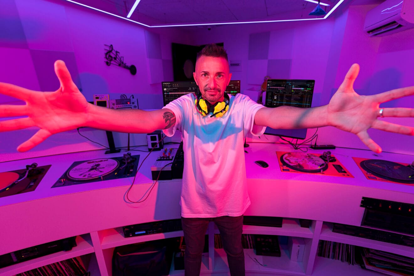 El DJ xabiero lleva más de 20 años pinchando en las discotecas