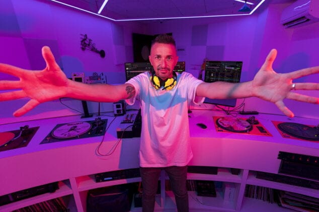Imagen: El DJ xabiero lleva más de 20 años pinchando en las discotecas