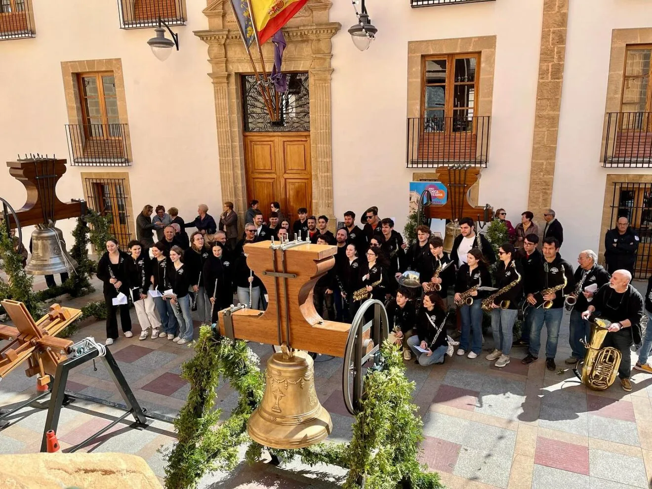 Músicos del Centre Artístic Musical de Xàbia junto a las campanas