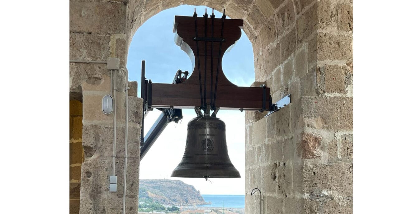 Nuestra Señora Perpetuo Socorro mirando al mar