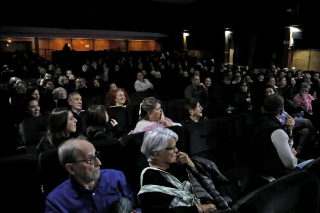 Imagen: Público asistente al preestreno y coloquio en el Cine Jayan de 'Pájaros'
