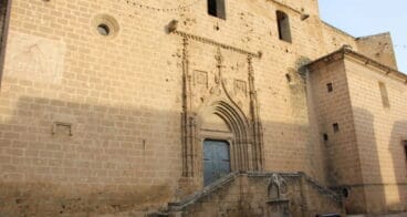 Puerta lateral de la Iglesia San Bartolomé
