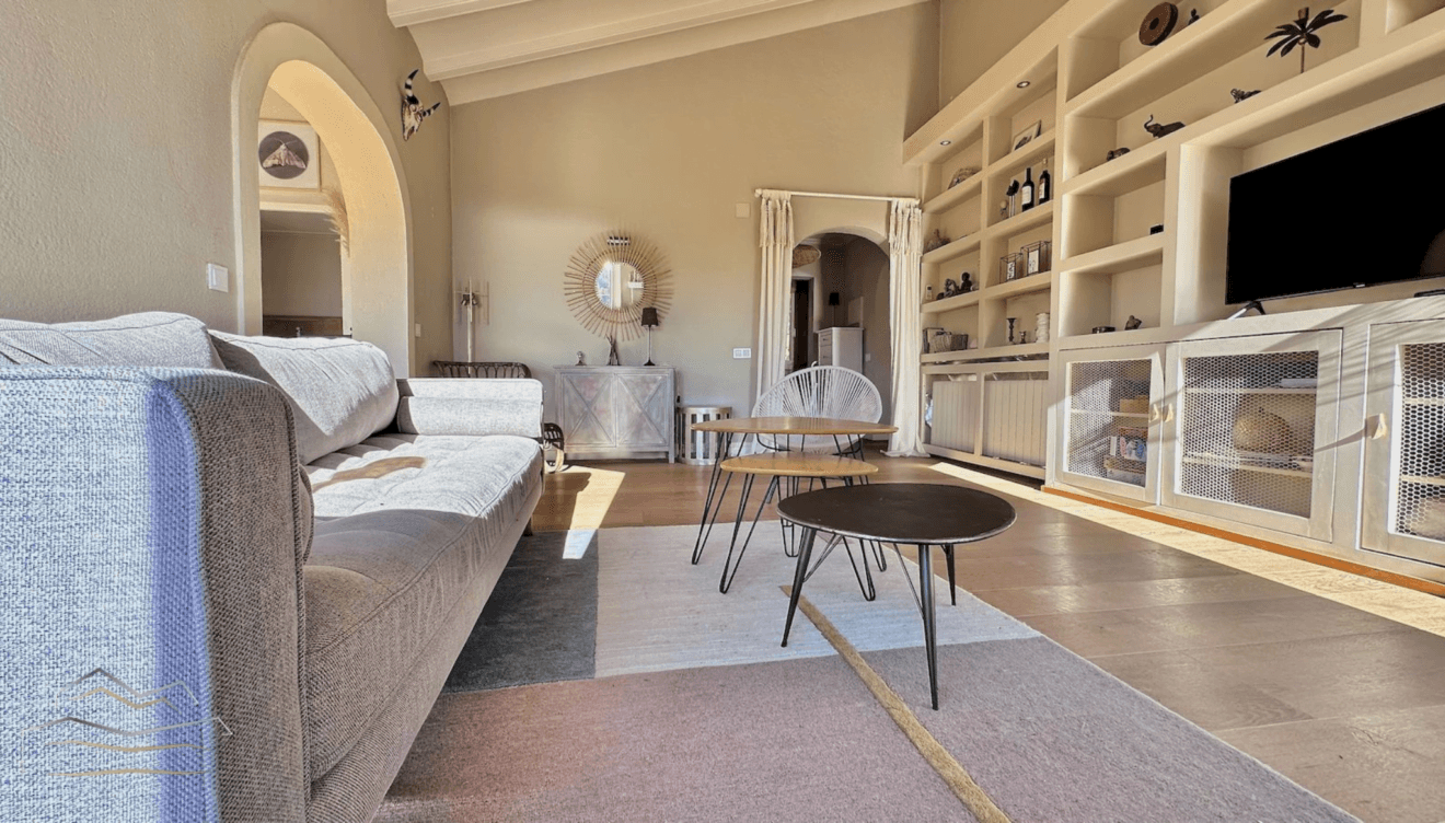 Salón amplio y luminoso de todos claros