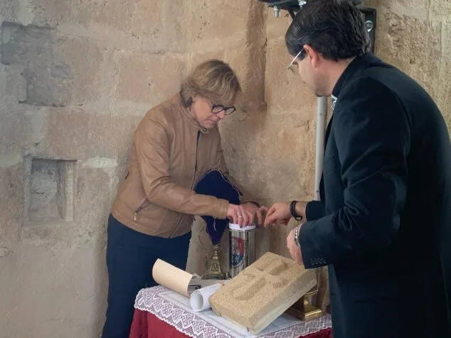 Imagen: Introducen la documentación en la cápsula del tiempo de la Iglesia de San Bartolomé