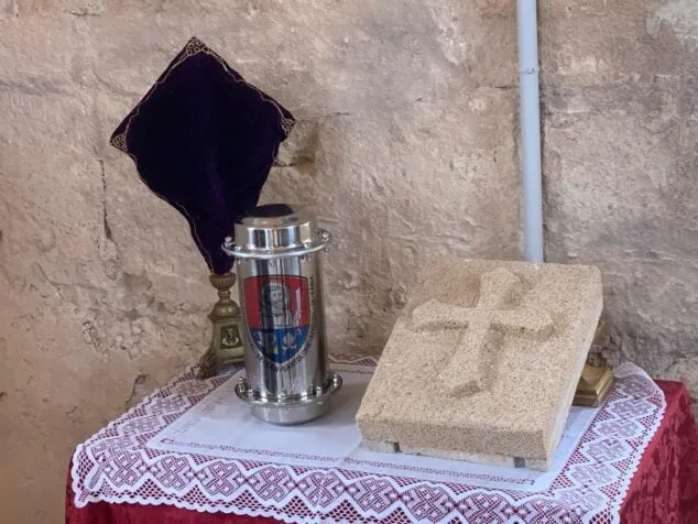 Imagen: Cápsula del tiempo que se sepulta en el campanario de la Iglesia de San Bartolomé