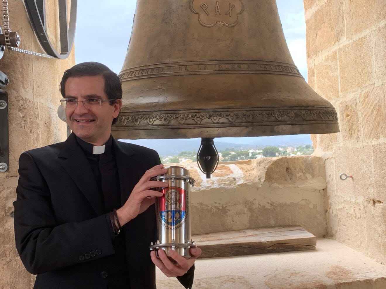 El párroco D. Juan Antonio Navarro con la cápsula del tiempo