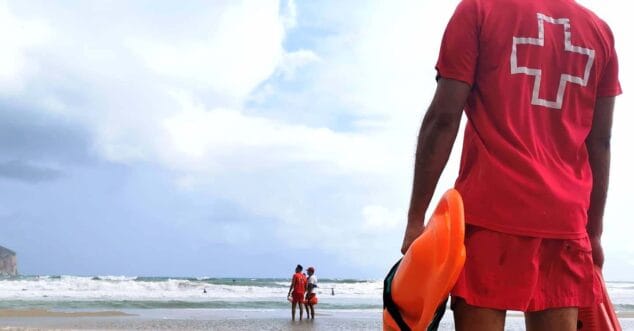 Imagen: Socorristas de Cruz Roja en la playa del Arenal de Xàbia