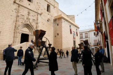 Vecinos visitando las campanas antes de la subida subida de campanas de la Iglesia de San Bartolomé