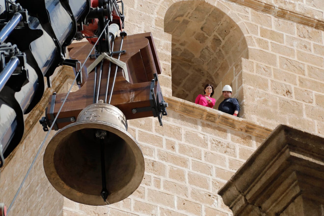 Subida de campanas de la Iglesia de San Bartolomé (24)