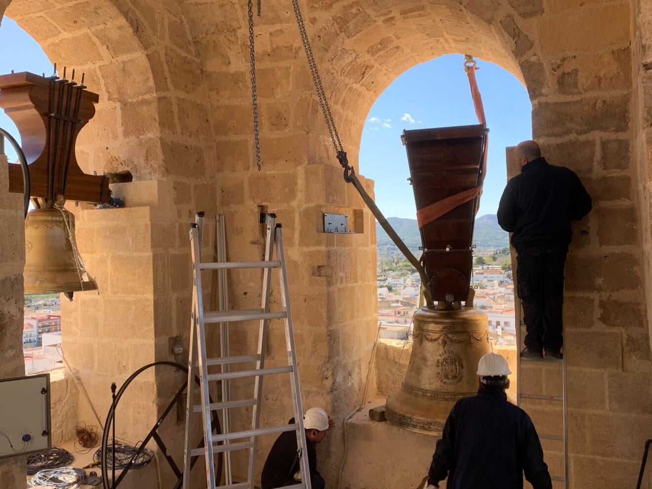 Entrada de la Bertomeua al campanario