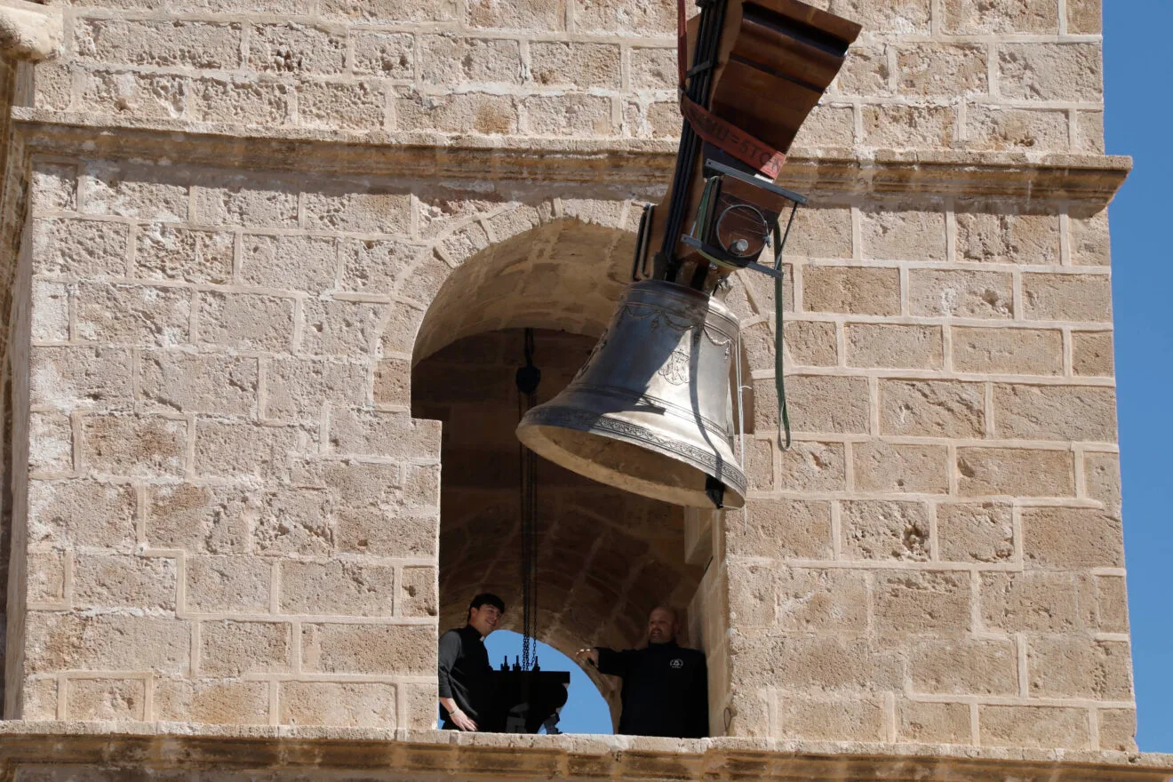 Trabajos de izado de la campana Bertomeua al campanario de Xàbia (12)