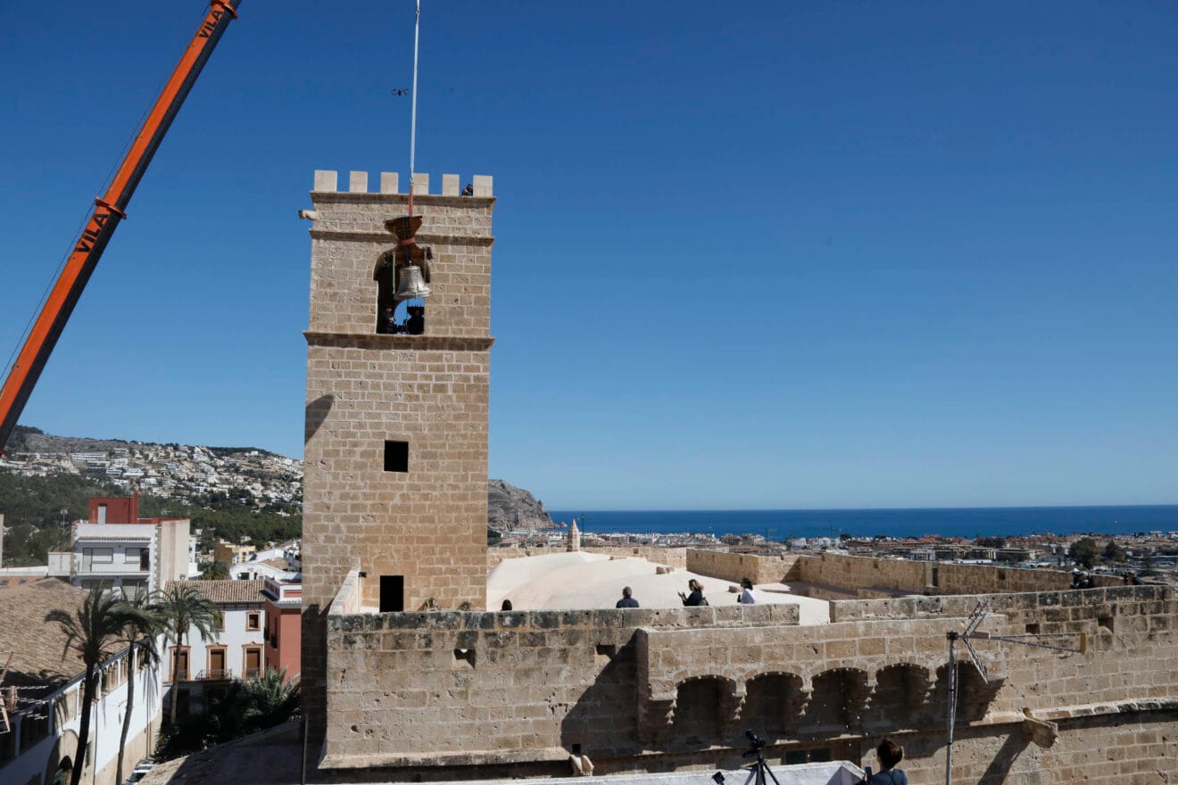 Trabajos de izado de la campana Bertomeua al campanario de Xàbia (14)
