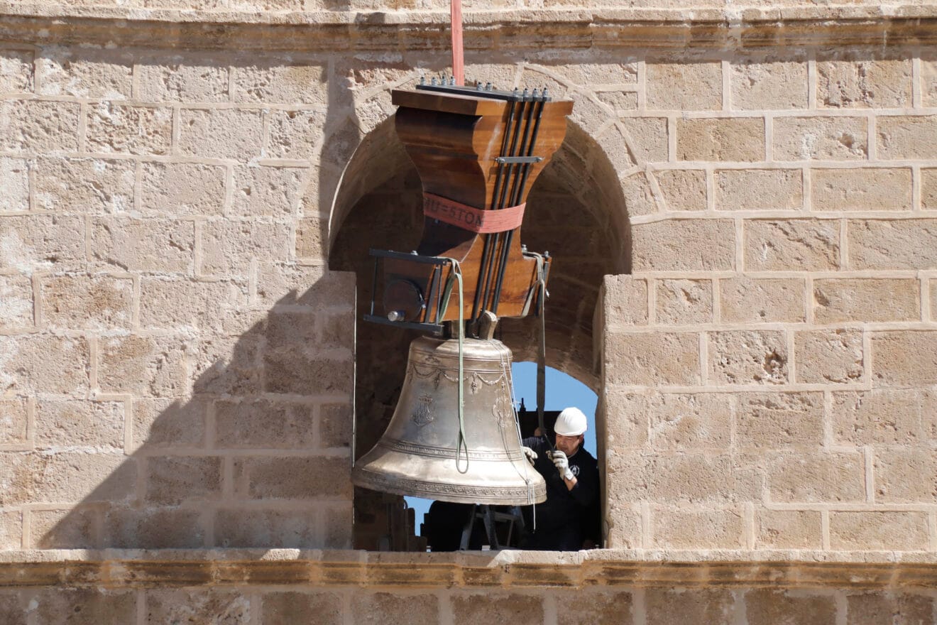 Trabajos de izado de la campana Bertomeua al campanario de Xàbia (23)