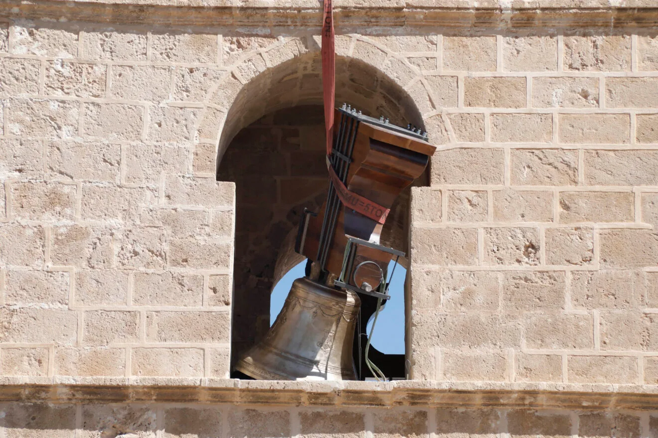 Trabajos de izado de la campana Bertomeua al campanario de Xàbia (26)