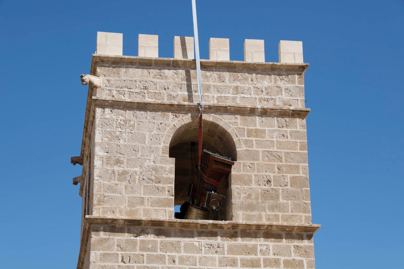 Trabajos de izado de la campana Bertomeua al campanario de Xàbia (27)
