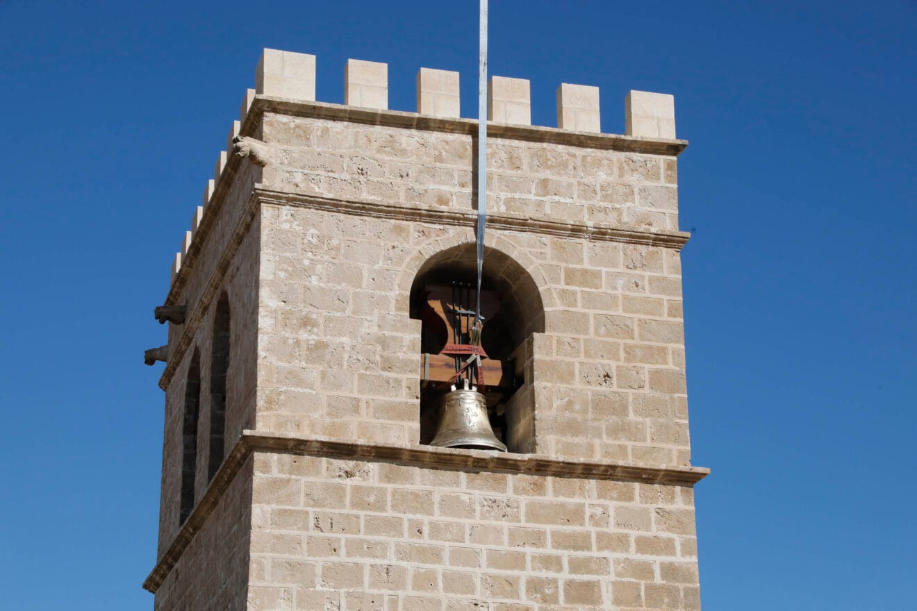 Trabajos de izado de la campana Bertomeua al campanario de Xàbia (31)