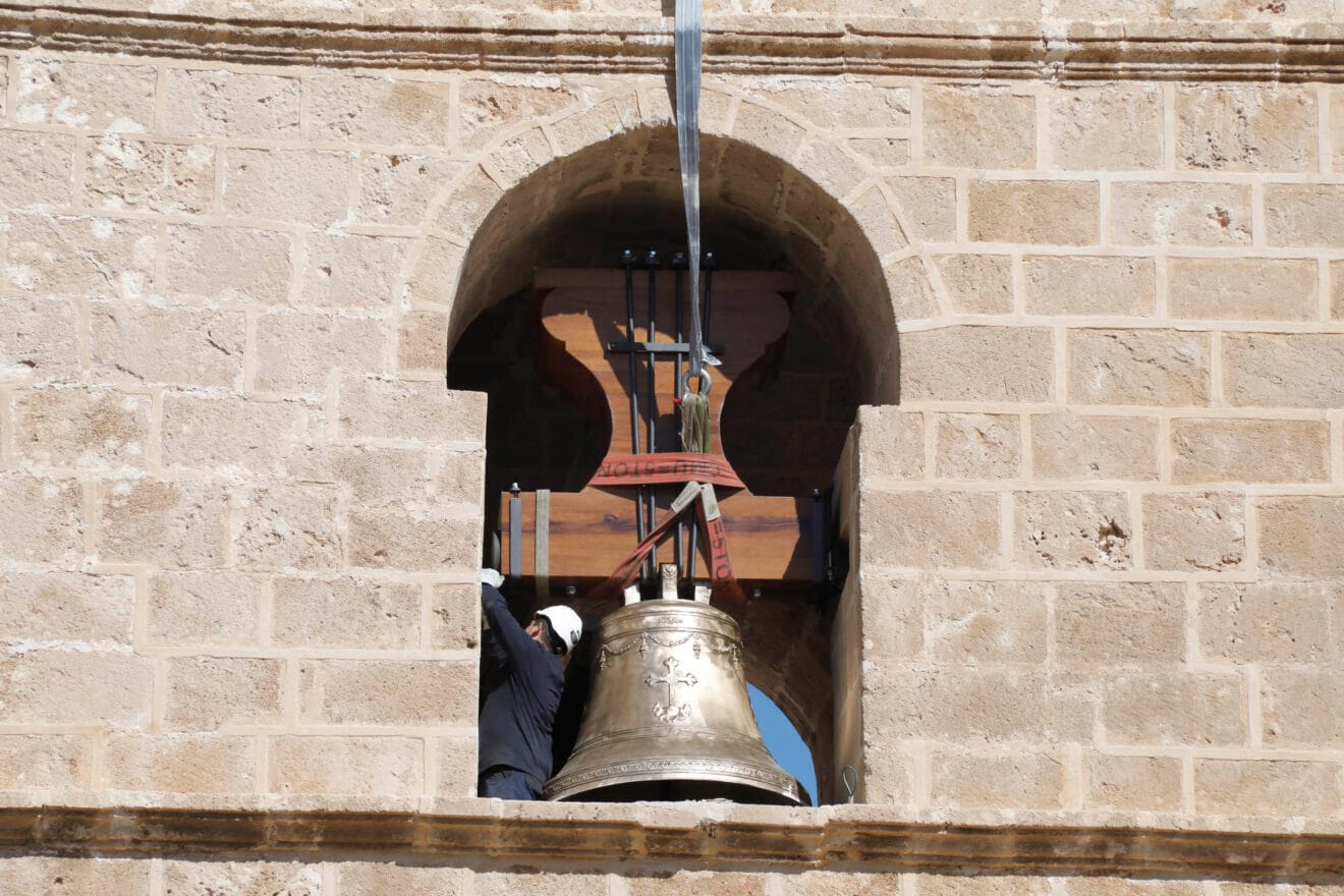 Trabajos de izado de la campana Bertomeua al campanario de Xàbia (32)