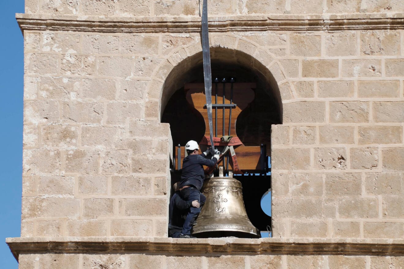 Trabajos de izado de la campana Bertomeua al campanario de Xàbia (33)