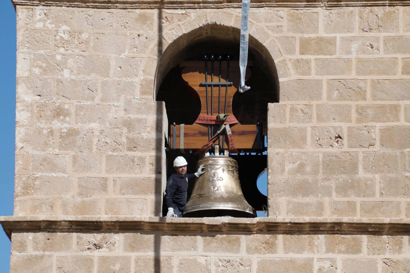 Trabajos de izado de la campana Bertomeua al campanario de Xàbia (34)