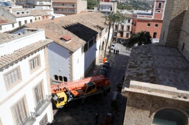 Trabajos de izado de la campana Bertomeua al campanario de Xàbia (4)