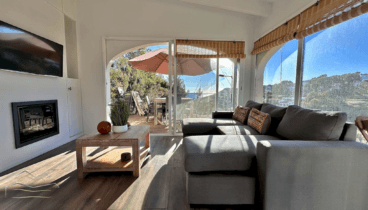 Un salón acogedor lleno de luz natural