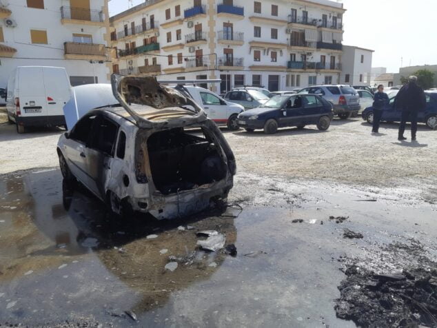 Imagem: Veículo queimado em um terreno em Xàbia
