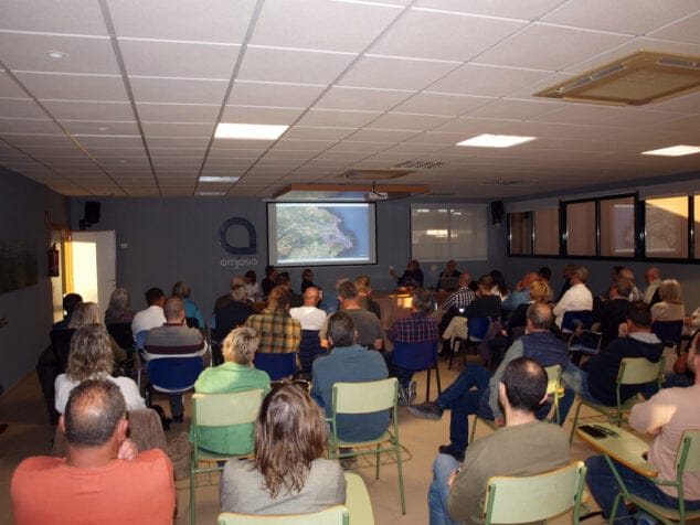 Imagen: Asistentes a la reunión con el Observatori de l'Aigüa de Xàbia