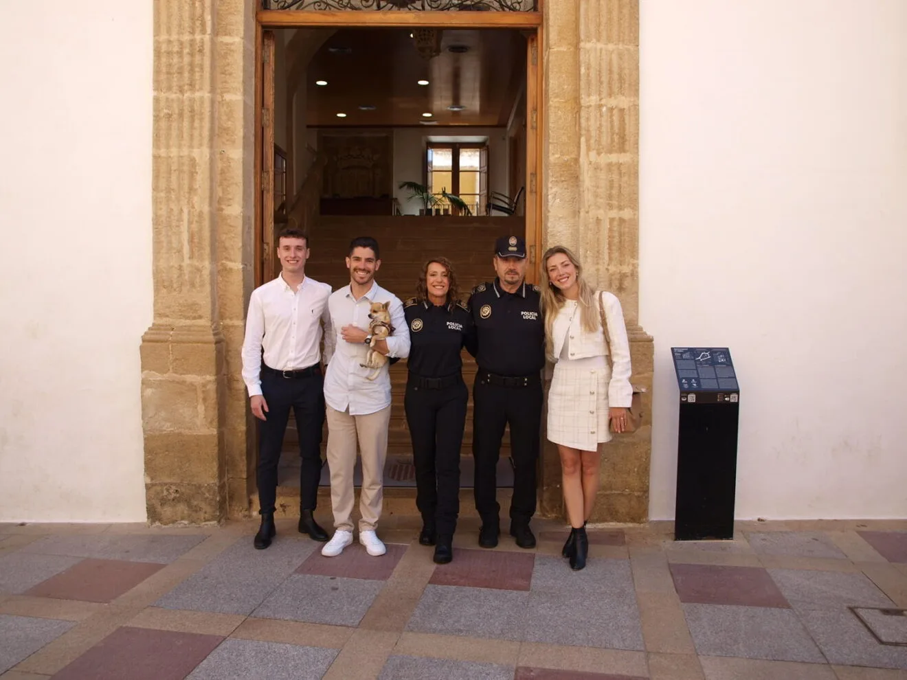 La agente Jeannine Cantó con su familia