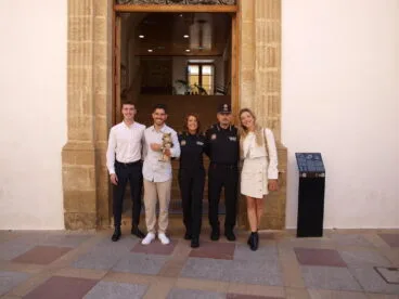 La agente Jeannine Cantó con su familia