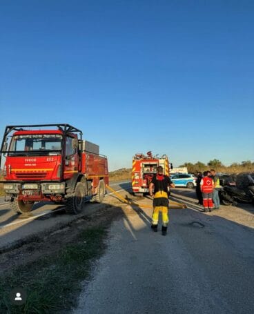 Bomberos en las labores de extinción