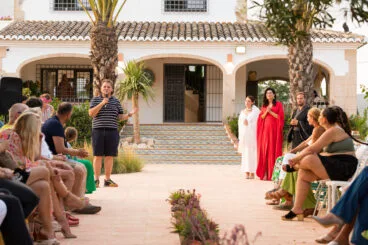 Celebración de un evento en el espacio de jardín sostenible