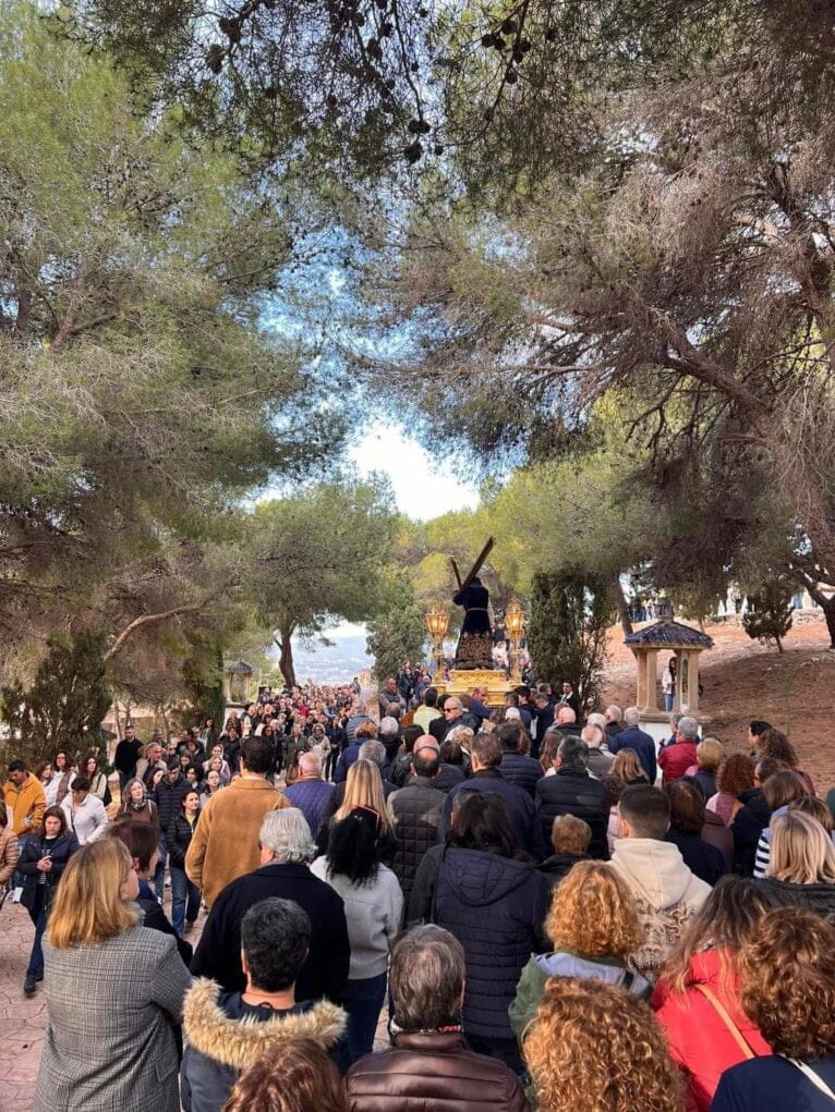 Cientos de personas participan en el Via Crucis | Foto Juan Cruañes