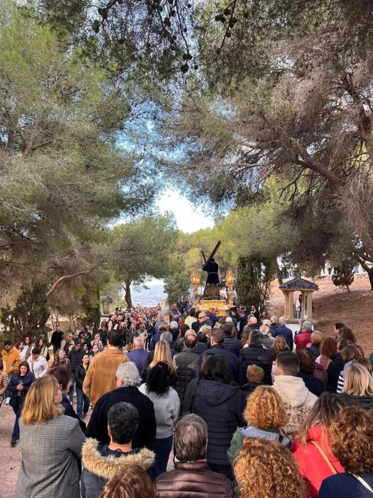 Cientos de personas participan en el Via Crucis | Foto Juan Cruañes