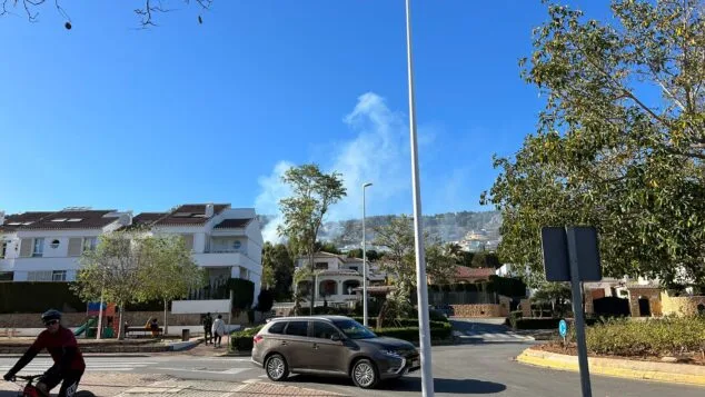 Imagen: Columna de humo del incendio declarado en una parcela de Xàbia
