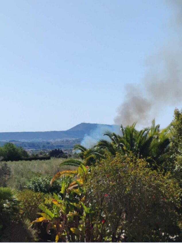 Imagen: Columna de humo del incendio en Xàbia Foto App incendios