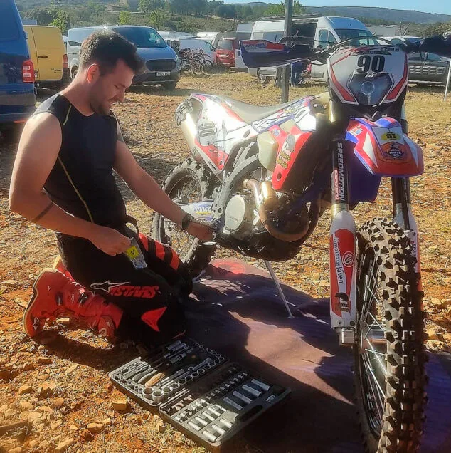 Imagen: Cristóbal Cholbi con su moto en Vila de Cati