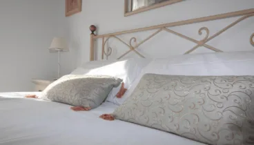Descansa en sus cómodas camas durante tus vacaciones